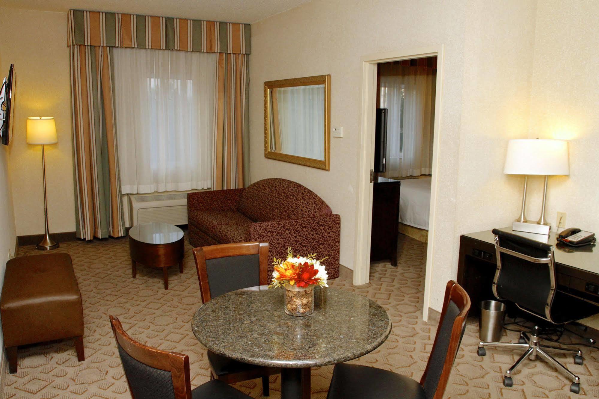 Radisson Hotel & Conference Center Rockford Exterior photo